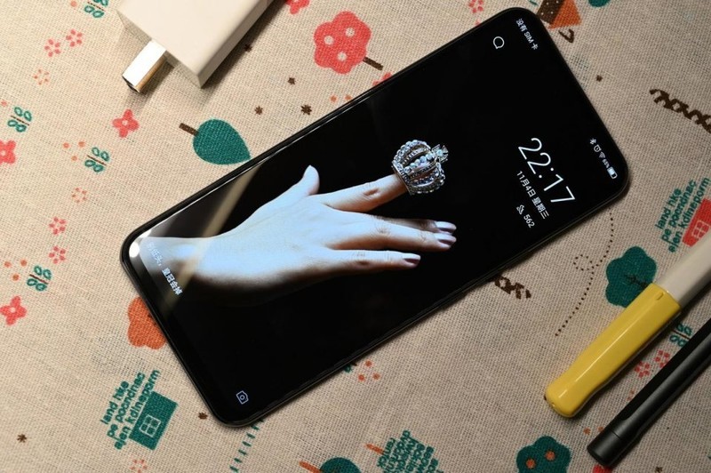 用屏下摄像，给全面屏加个补丁，天机Axon 20 5G体验