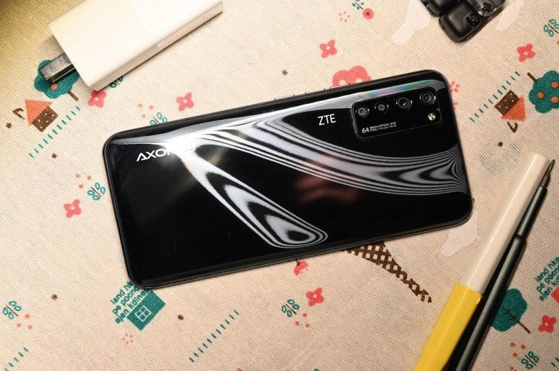 用屏下摄像，给全面屏加个补丁，天机Axon 20 5G体验