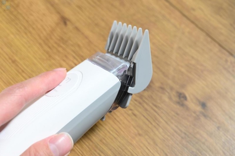 轻松搞定宠物掉毛问题，用毛妈妈宠物多功能理毛器，帮猫狗理出美造型