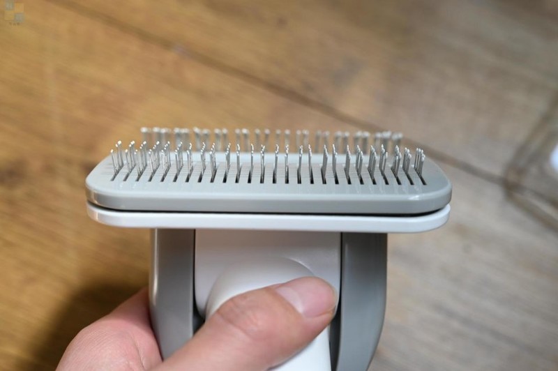 轻松搞定宠物掉毛问题，用毛妈妈宠物多功能理毛器，帮猫狗理出美造型