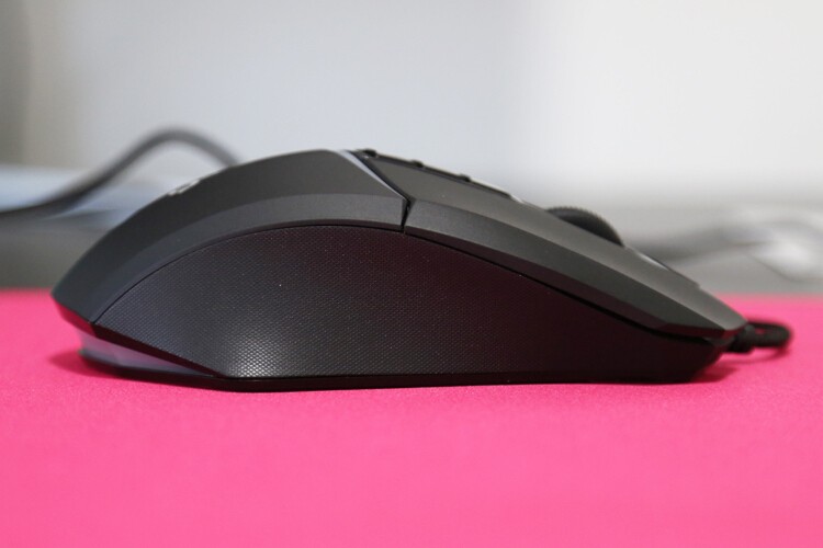 2000hz极速体验：血手幽灵V8M Max宏孩儿游戏鼠标开箱