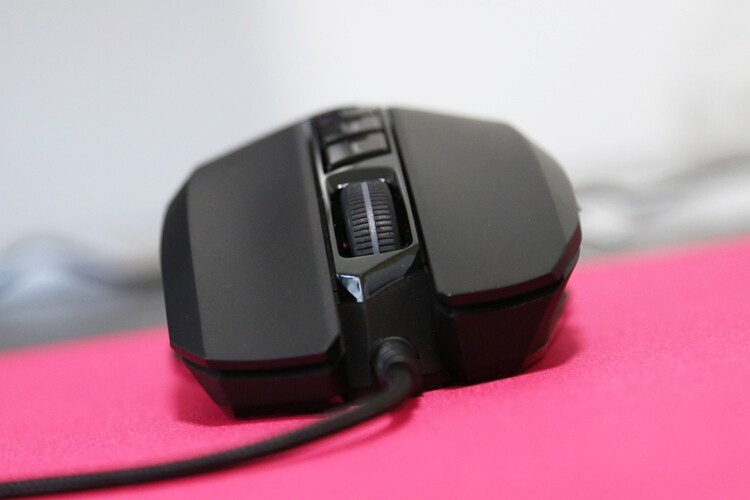 2000hz极速体验：血手幽灵V8M Max宏孩儿游戏鼠标开箱