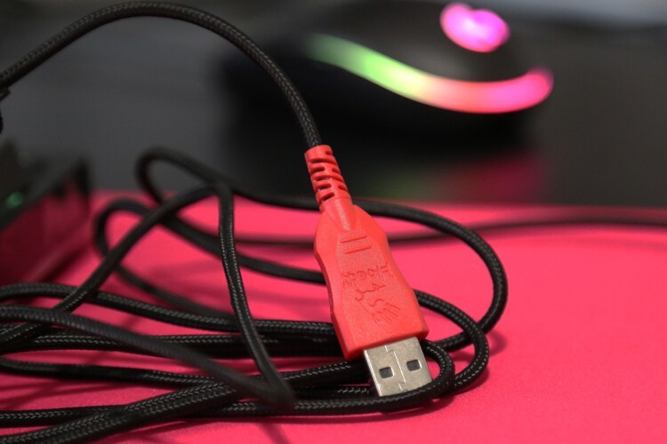 2000hz极速体验：血手幽灵V8M Max宏孩儿游戏鼠标开箱