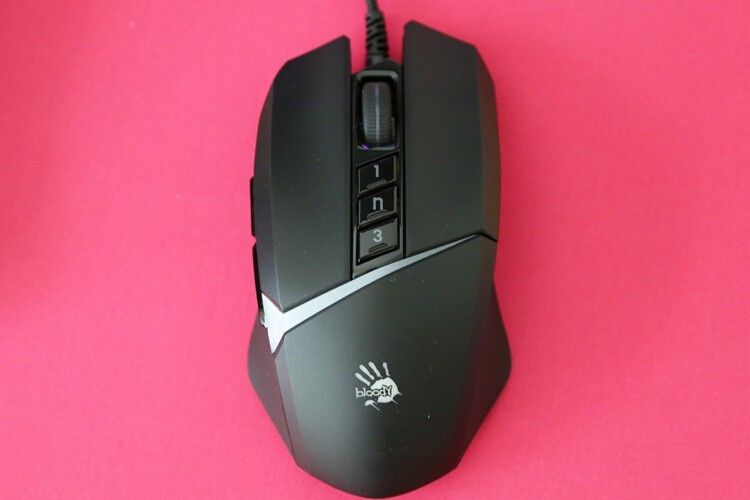 2000hz极速体验：血手幽灵V8M Max宏孩儿游戏鼠标开箱