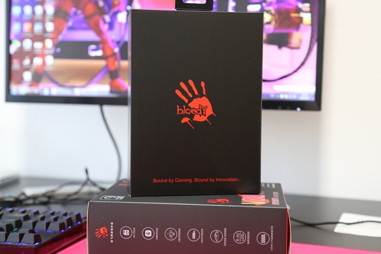 2000hz极速体验：血手幽灵V8M Max宏孩儿游戏鼠标开箱