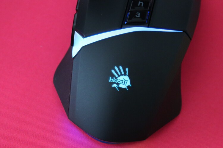 2000hz极速体验：血手幽灵V8M Max宏孩儿游戏鼠标开箱