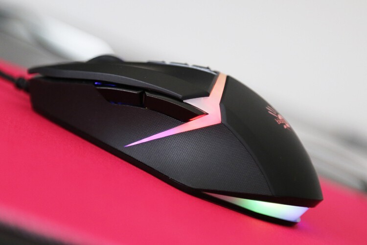 2000hz极速体验：血手幽灵V8M Max宏孩儿游戏鼠标开箱