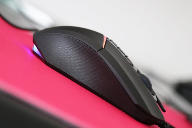 2000hz极速体验：血手幽灵V8M Max宏孩儿游戏鼠标开箱