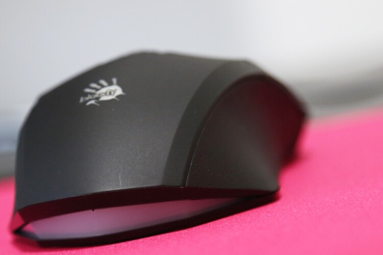 2000hz极速体验：血手幽灵V8M Max宏孩儿游戏鼠标开箱