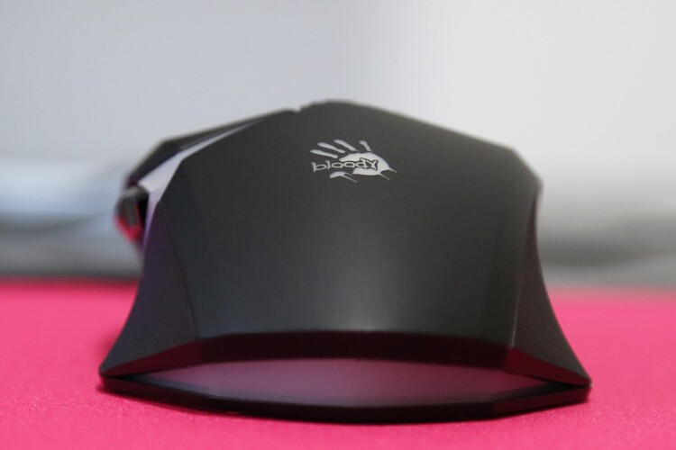 2000hz极速体验：血手幽灵V8M Max宏孩儿游戏鼠标开箱