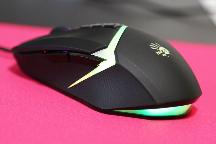 2000hz极速体验：血手幽灵V8M Max宏孩儿游戏鼠标开箱