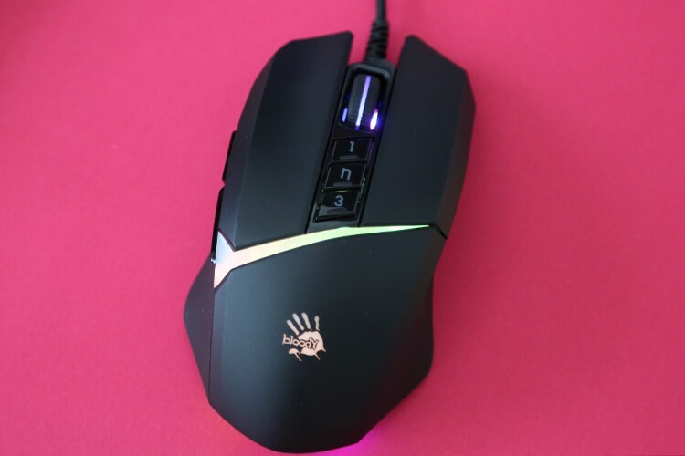 2000hz极速体验：血手幽灵V8M Max宏孩儿游戏鼠标开箱