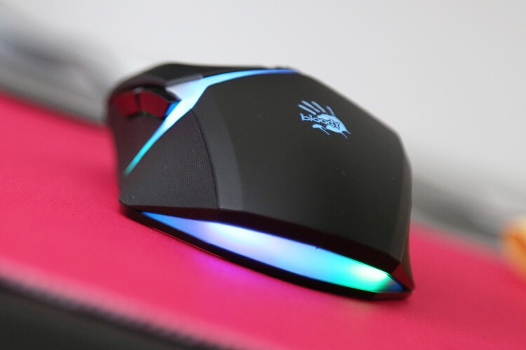 2000hz极速体验：血手幽灵V8M Max宏孩儿游戏鼠标开箱