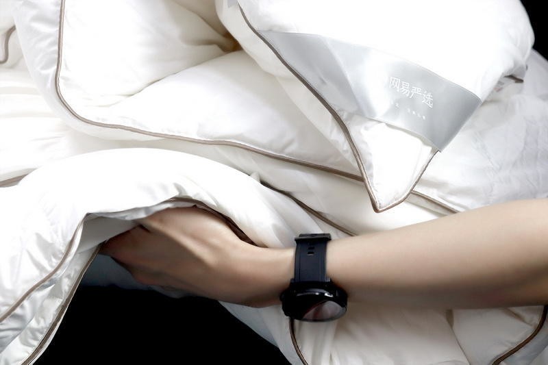 怎样挑选一条好的羽绒被？网易严选95%白鹅绒，保暖不闷睡得香