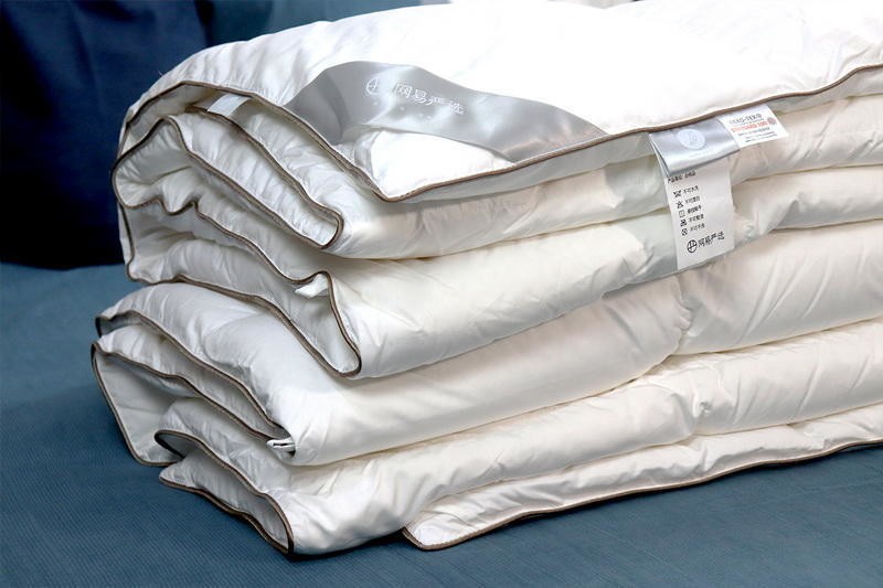 怎样挑选一条好的羽绒被？网易严选95%白鹅绒，保暖不闷睡得香