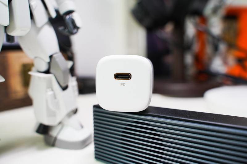 iPhone12全系环保不给充电头，68元告别苹果不讲武德