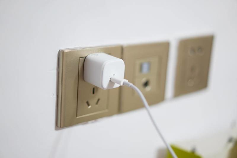 iPhone12全系环保不给充电头，68元告别苹果不讲武德