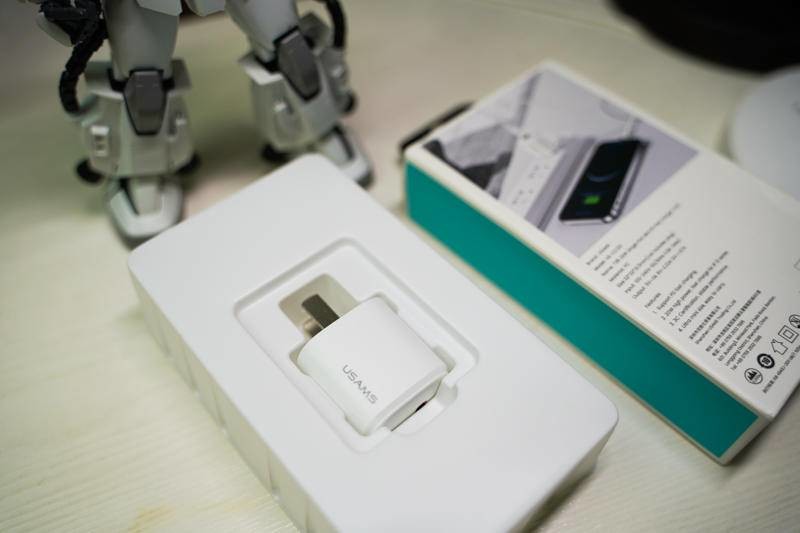 iPhone12全系环保不给充电头，68元告别苹果不讲武德