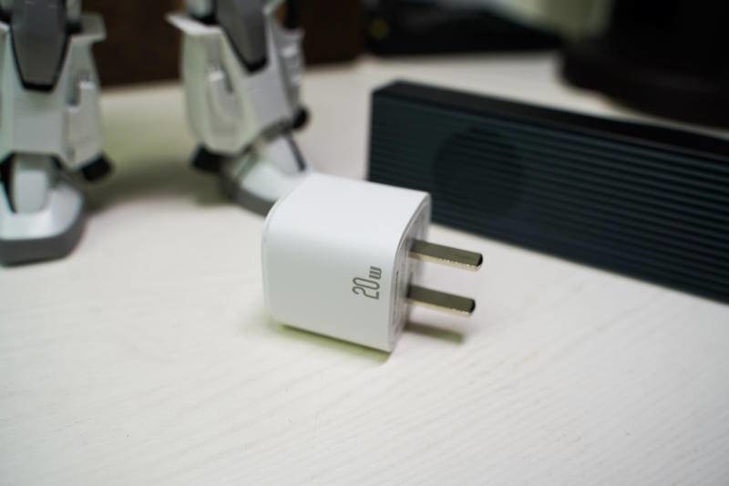 iPhone12全系环保不给充电头，68元告别苹果不讲武德