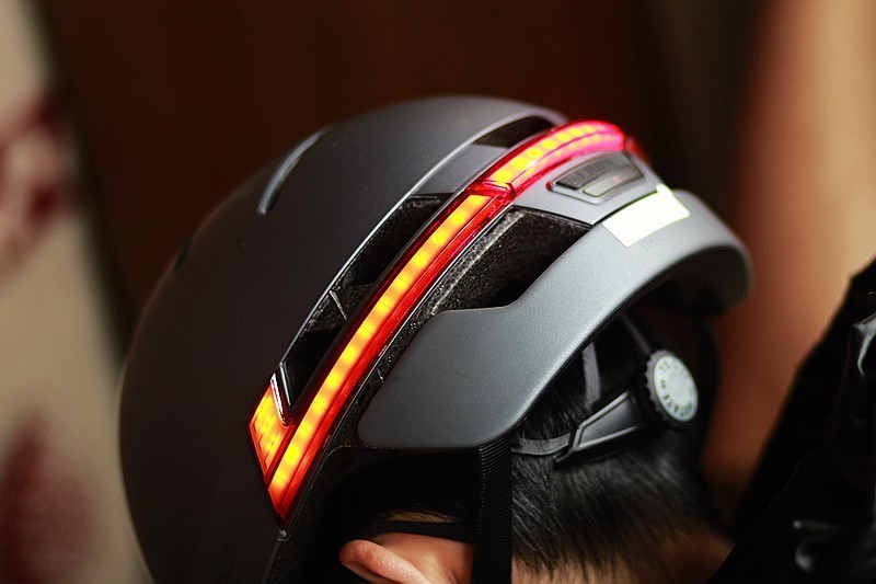 时尚安全舒适能听歌通话的智能头盔livall力沃