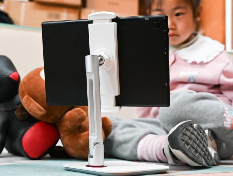 更结实的平板支架让小朋友上网课更舒服，小天iPad桌面支撑架上手