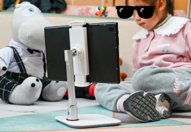 更结实的平板支架让小朋友上网课更舒服，小天iPad桌面支撑架上手