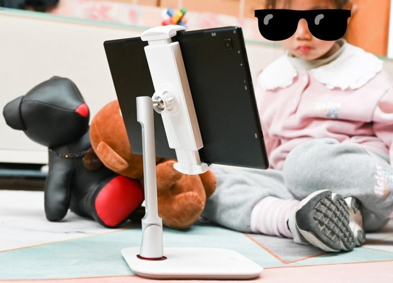 更结实的平板支架让小朋友上网课更舒服，小天iPad桌面支撑架上手