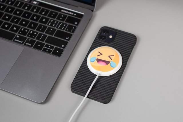 你的iPhone 12还差一个无线磁吸充电器？不妨试试图拉斯MagSafe！