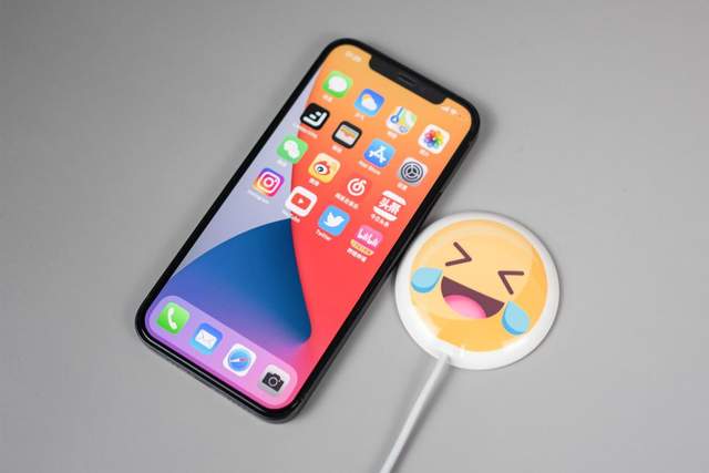 你的iPhone 12还差一个无线磁吸充电器？不妨试试图拉斯MagSafe！