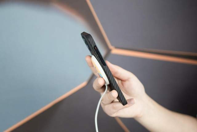 你的iPhone 12还差一个无线磁吸充电器？不妨试试图拉斯MagSafe！