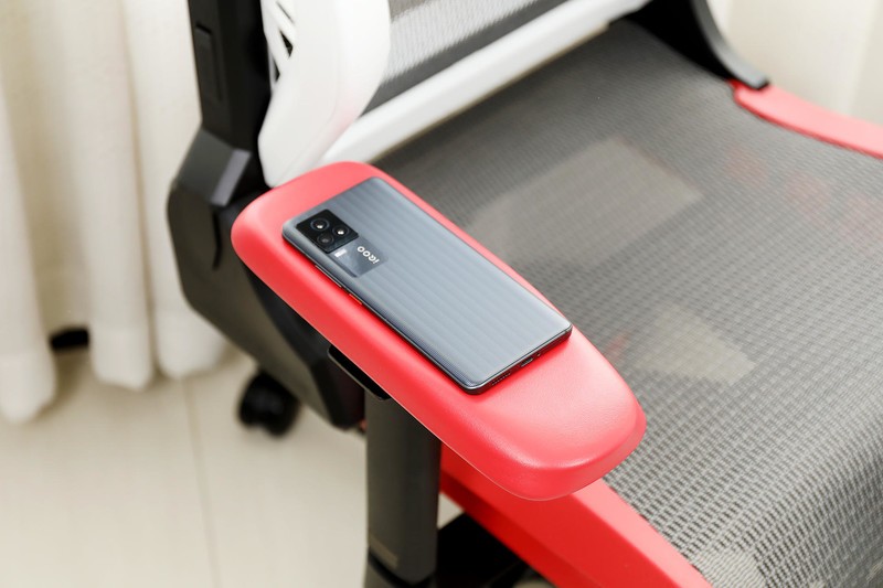 缓解久坐疲劳，从一把迪锐克斯 AIR 人体工学电竞网椅开始