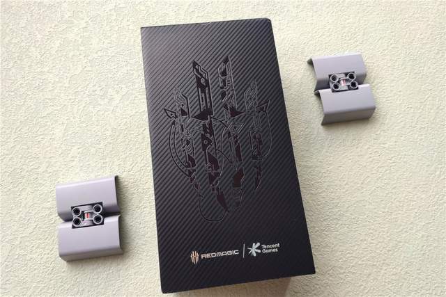 腾讯红魔游戏手机6S Pro“四围”深度测评，俺双手扶墙以示敬意！