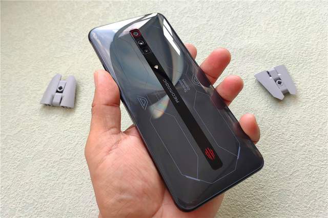 腾讯红魔游戏手机6S Pro“四围”深度测评，俺双手扶墙以示敬意！