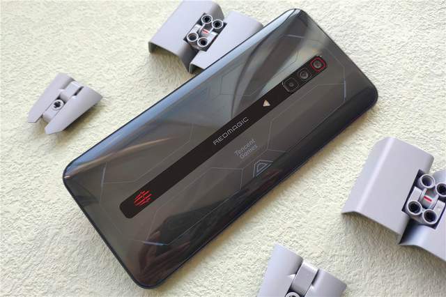 腾讯红魔游戏手机6S Pro“四围”深度测评，俺双手扶墙以示敬意！