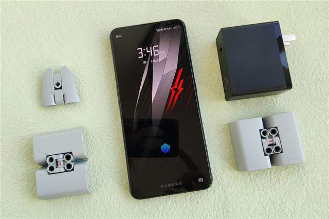 腾讯红魔游戏手机6S Pro“四围”深度测评，俺双手扶墙以示敬意！