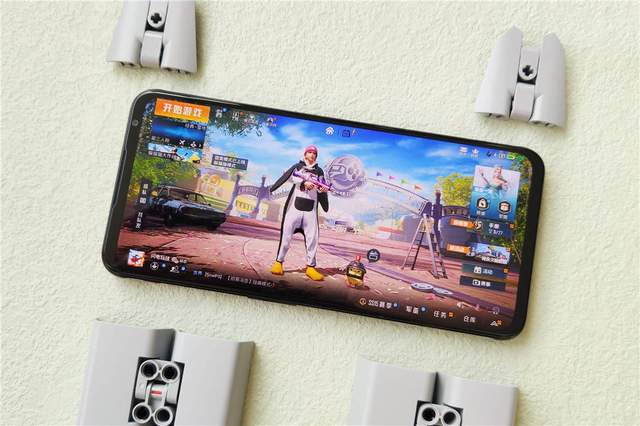 腾讯红魔游戏手机6S Pro“四围”深度测评，俺双手扶墙以示敬意！