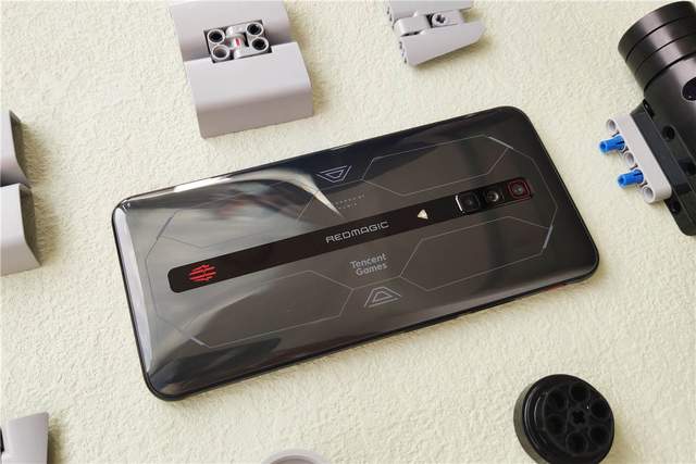 腾讯红魔游戏手机6S Pro“四围”深度测评，俺双手扶墙以示敬意！