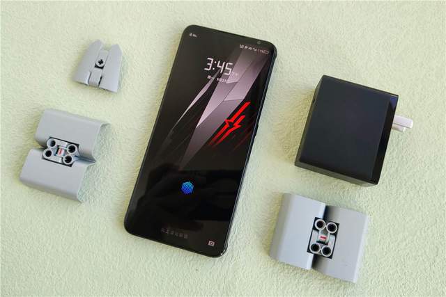 腾讯红魔游戏手机6S Pro“四围”深度测评，俺双手扶墙以示敬意！