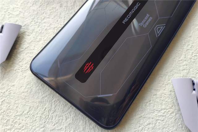 腾讯红魔游戏手机6S Pro“四围”深度测评，俺双手扶墙以示敬意！