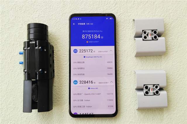 腾讯红魔游戏手机6S Pro“四围”深度测评，俺双手扶墙以示敬意！