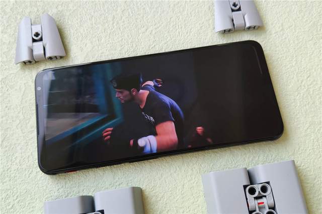 腾讯红魔游戏手机6S Pro“四围”深度测评，俺双手扶墙以示敬意！