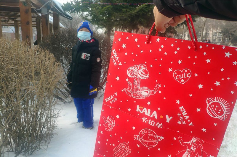 来自小学生的期末考试奖励：卡拉羊追光者抑菌减负功能书包