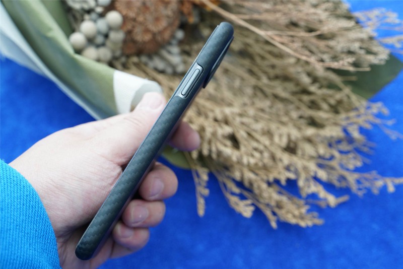 防弹材质抗摔耐磨仅重10克，二元开物凯夫拉手机壳评测