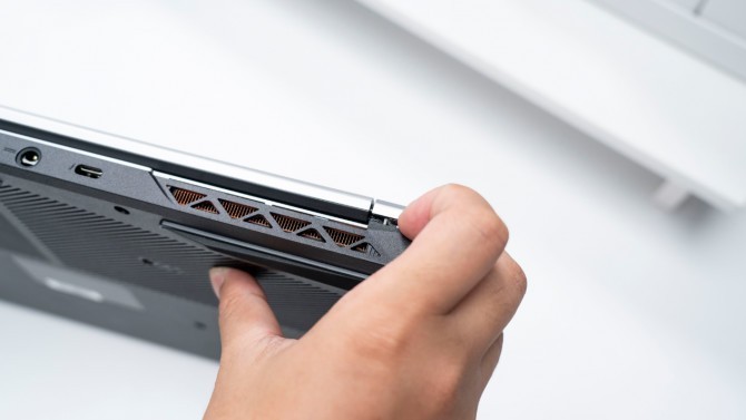 《搞机作战室》笔记本电脑硬盘/内存升级教程—F117-毒药篇