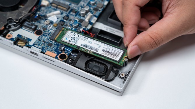 《搞机作战室》笔记本电脑硬盘/内存升级教程—F117-毒药篇