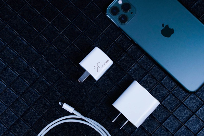 苹果“为了环保”，取消充电器。这个小巧玲珑还支持20W快充