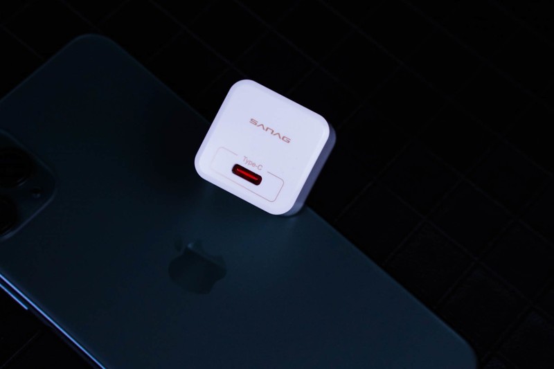 苹果“为了环保”，取消充电器。这个小巧玲珑还支持20W快充