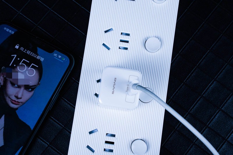 苹果“为了环保”，取消充电器。这个小巧玲珑还支持20W快充