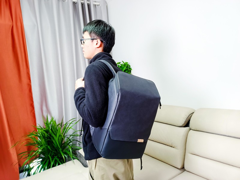 商务出行的好伴侣！地平线8号零感双肩包评测：笔记本拿取真方便