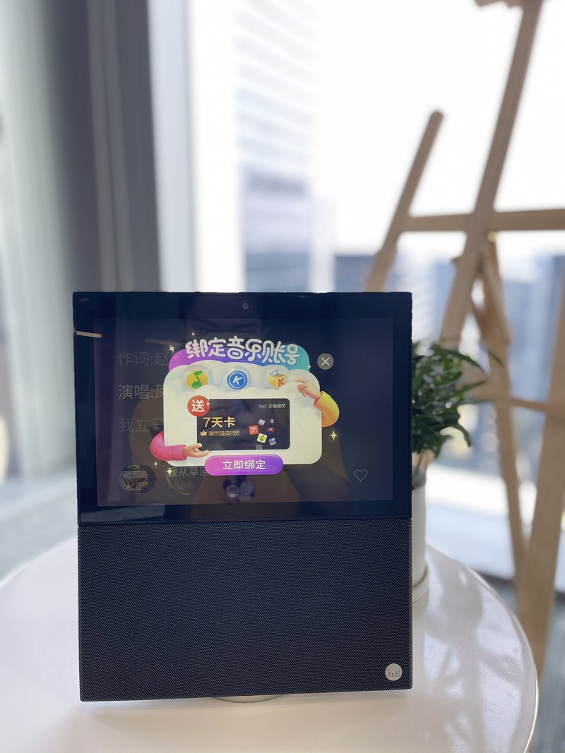 出差爸爸送给孩子的温馨礼物，天猫精灵V10，让温暖就在身边